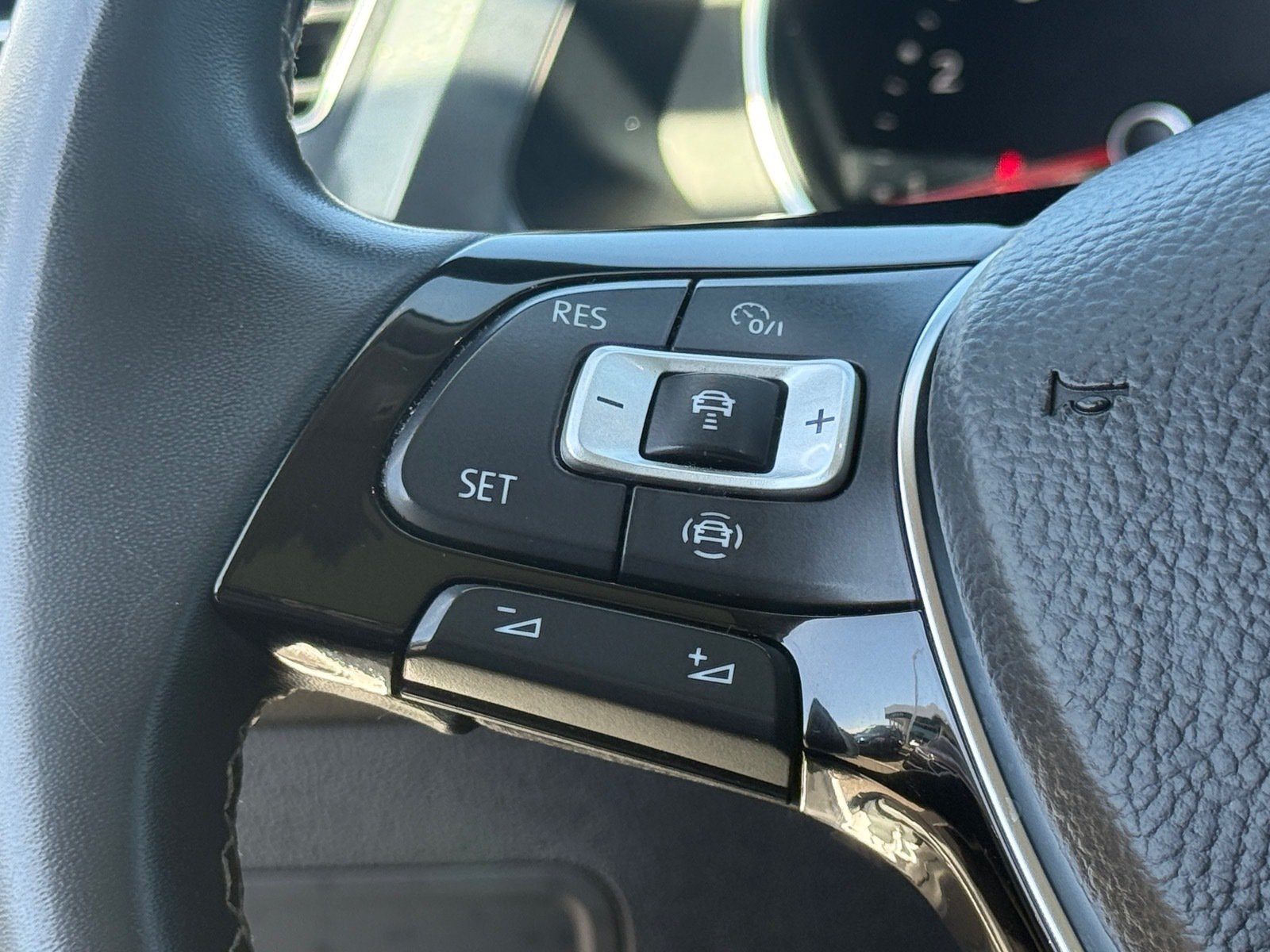 Used 2021 Volkswagen Tiguan SE w/ Panoramic Sunroof Package FWD image 14