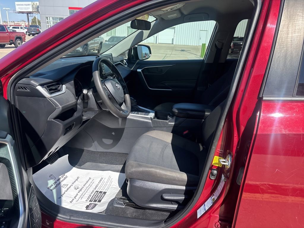 Used 2021 Toyota RAV4 LE AWD/4WD image 14