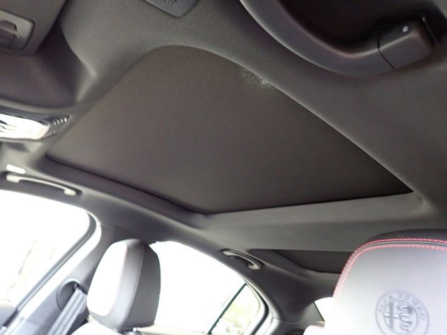 New 2025 Alfa Romeo Giulia Special Edition w/ Driving Assist Package image 17