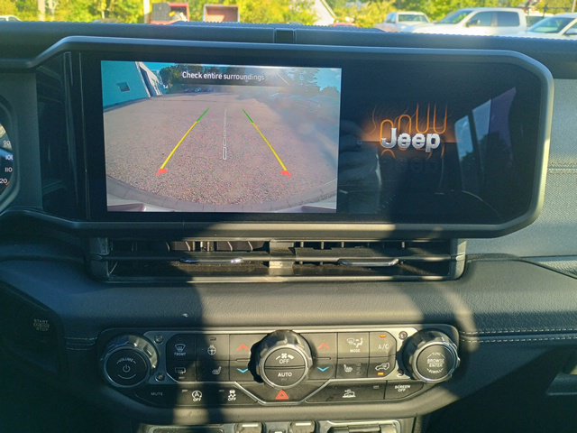 Used 2025 Jeep Wrangler Unlimited Sahara AWD/4WD image 32