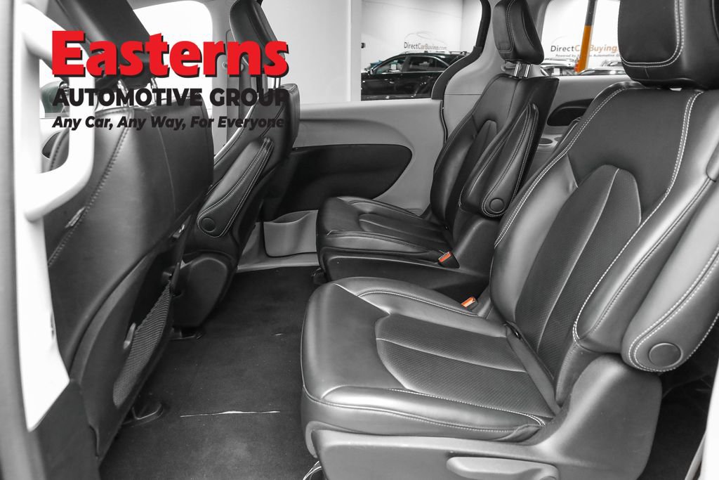 Used 2023 Chrysler Pacifica Touring-L image 21