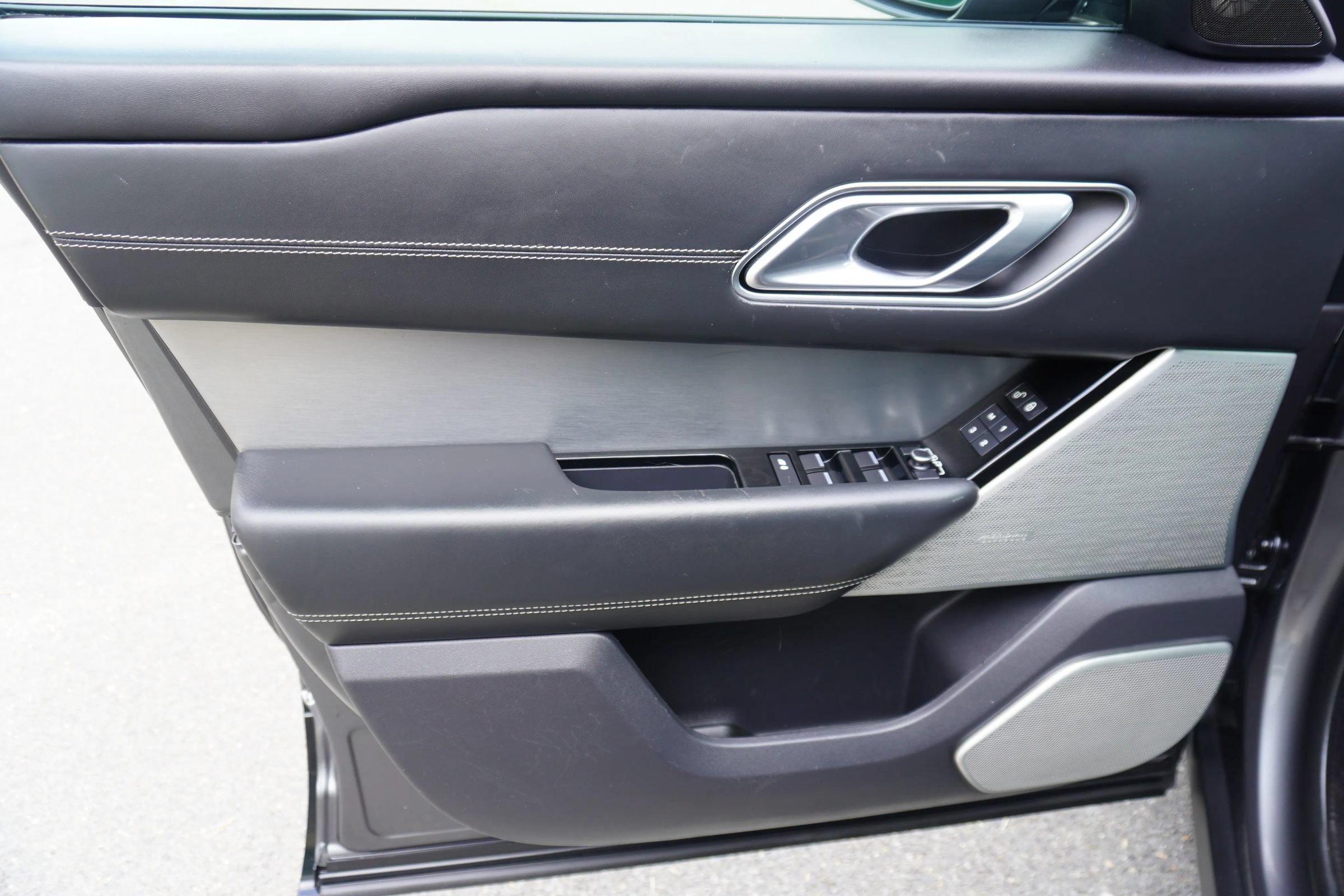Used 2018 Land Rover Range Rover Velar R-Dynamic HSE AWD/4WD image 26