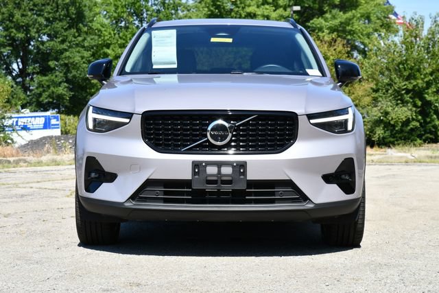Certified 2026 Volvo XC40 B5 Plus AWD/4WD image 2