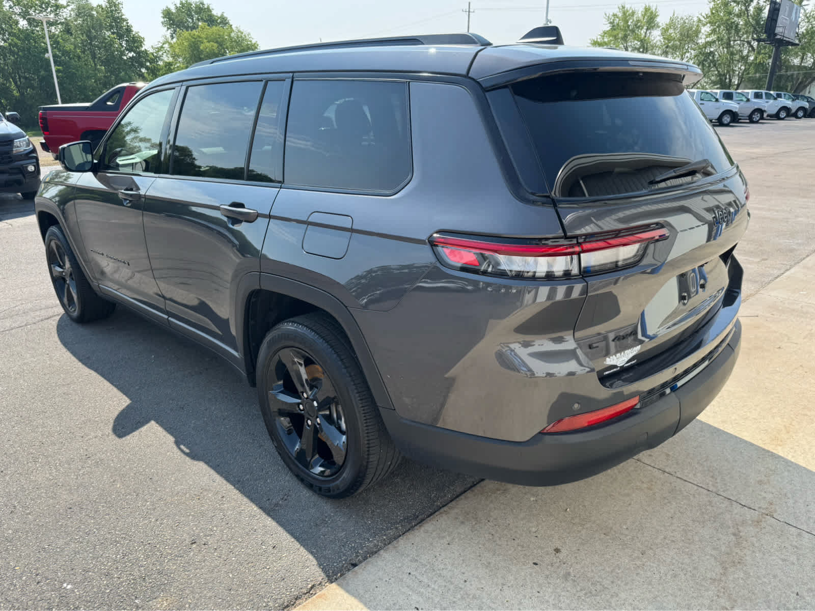 Used 2022 Jeep Grand Cherokee L Laredo AWD/4WD image 5