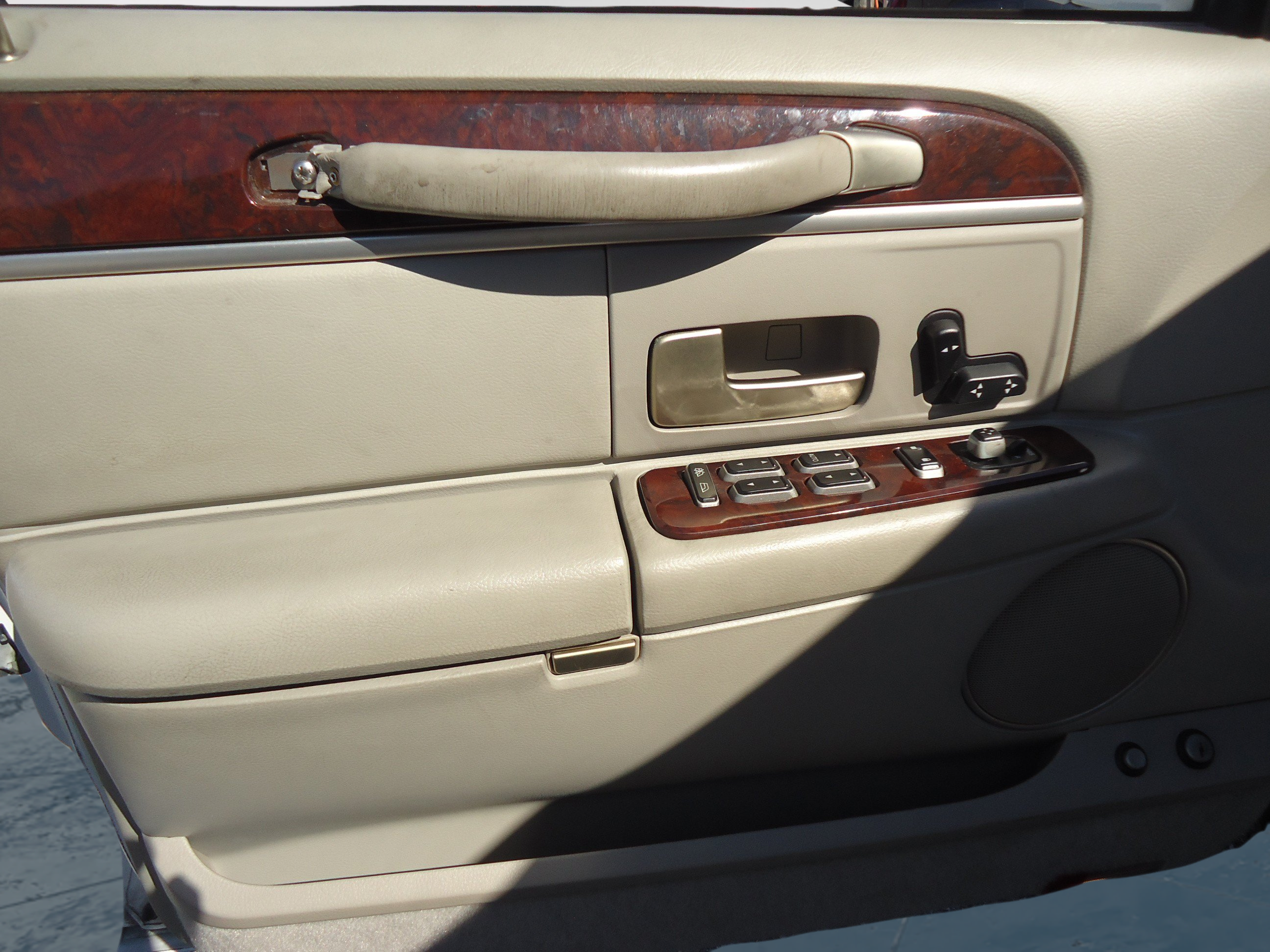 Used 2006 Lincoln Town Car Signature RWD image 18