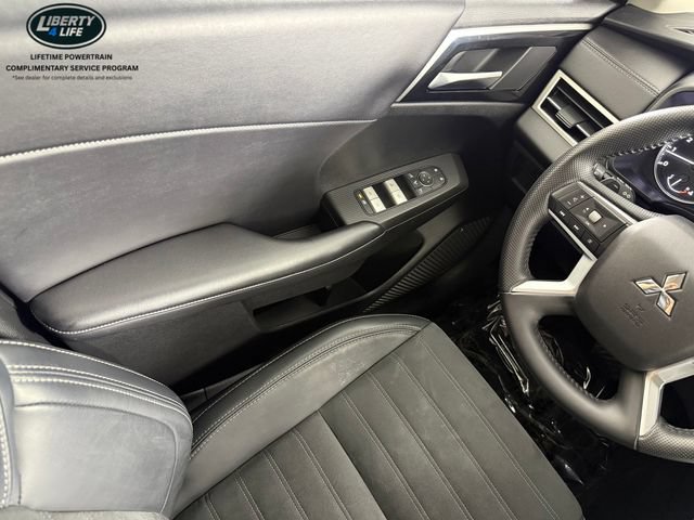 Used 2025 Mitsubishi Outlander SE AWD/4WD image 32