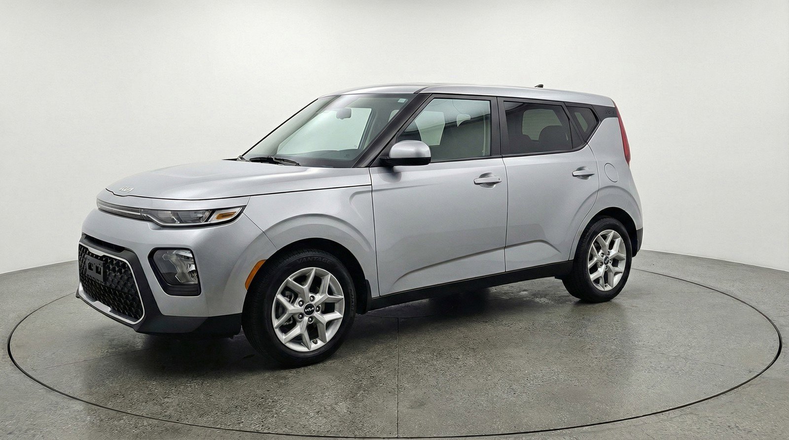 Used 2025 Kia Soul LX w/ LX Technology Package image 2
