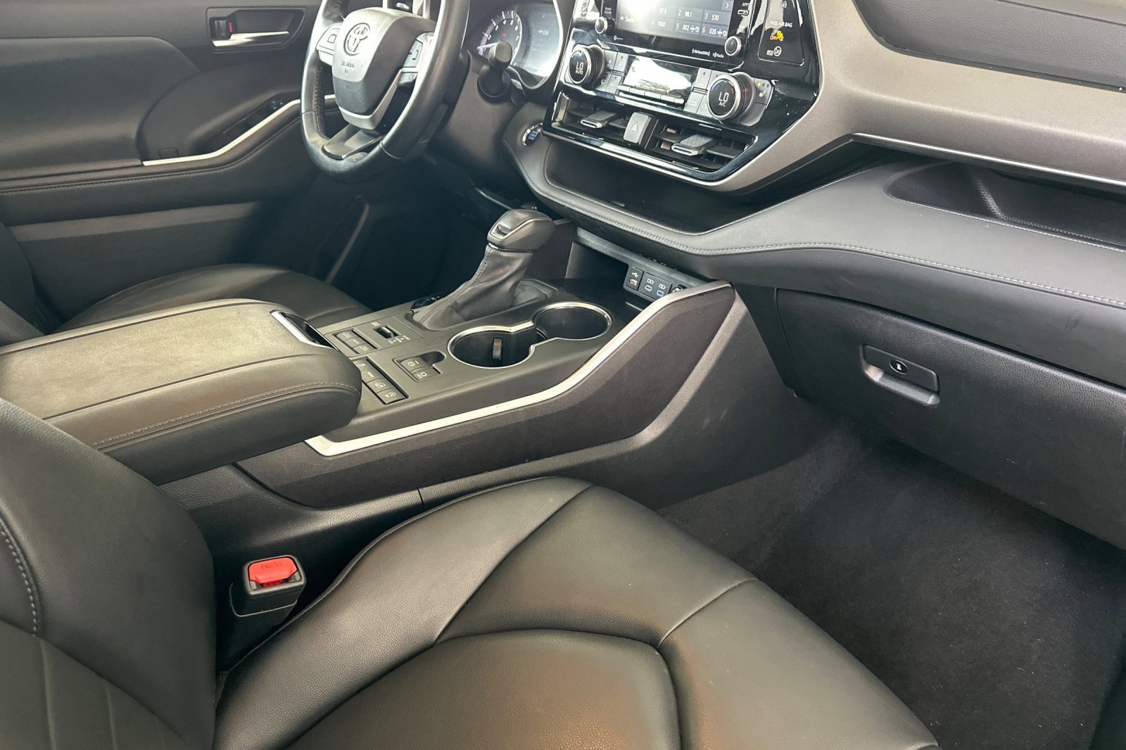 Used 2022 Toyota Highlander XLE image 17