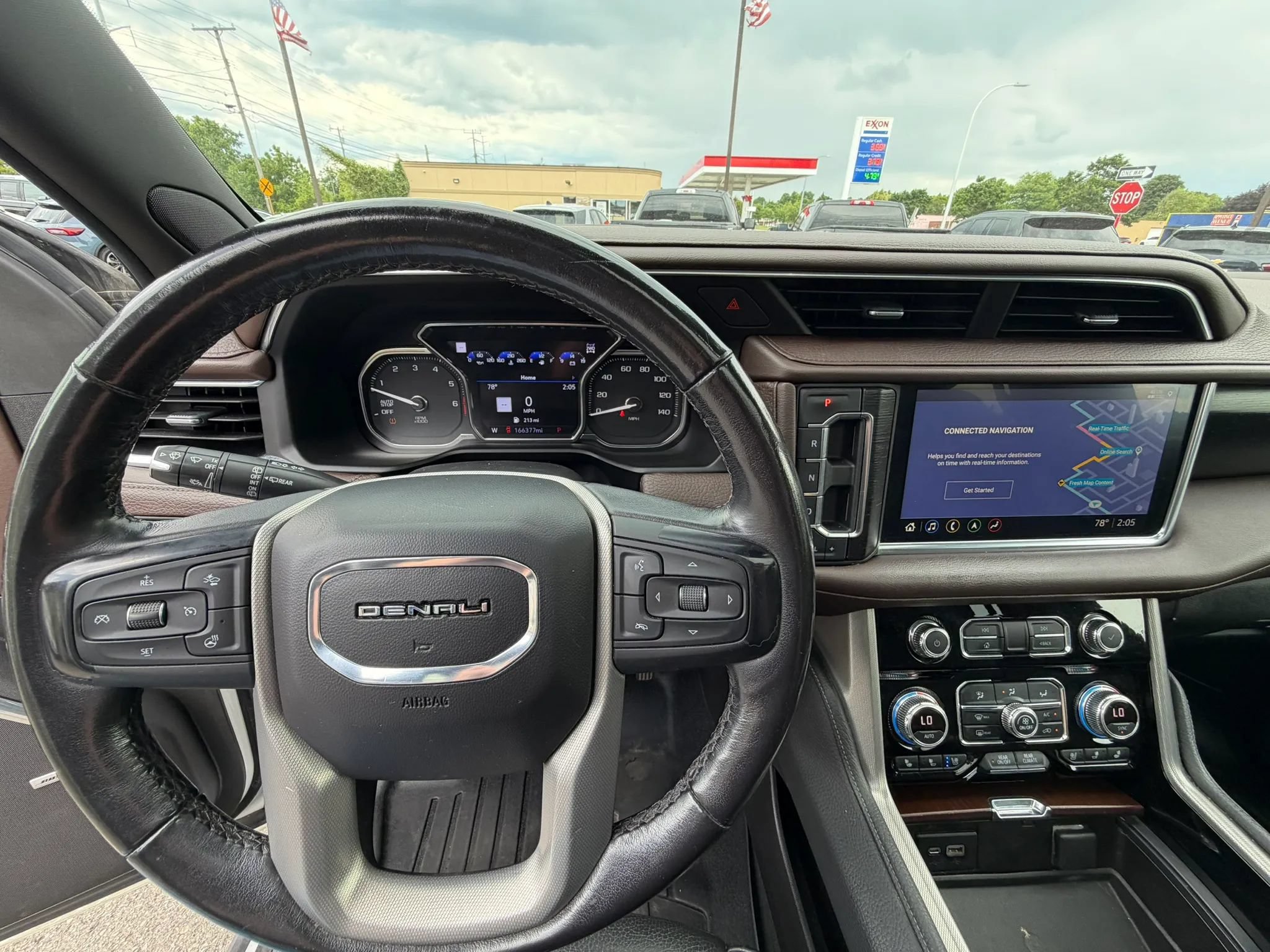 Used 2021 GMC Yukon XL Denali w/ Denali Premium Package AWD/4WD image 18