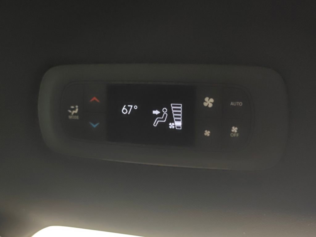 Used 2025 Chrysler Pacifica Select image 30