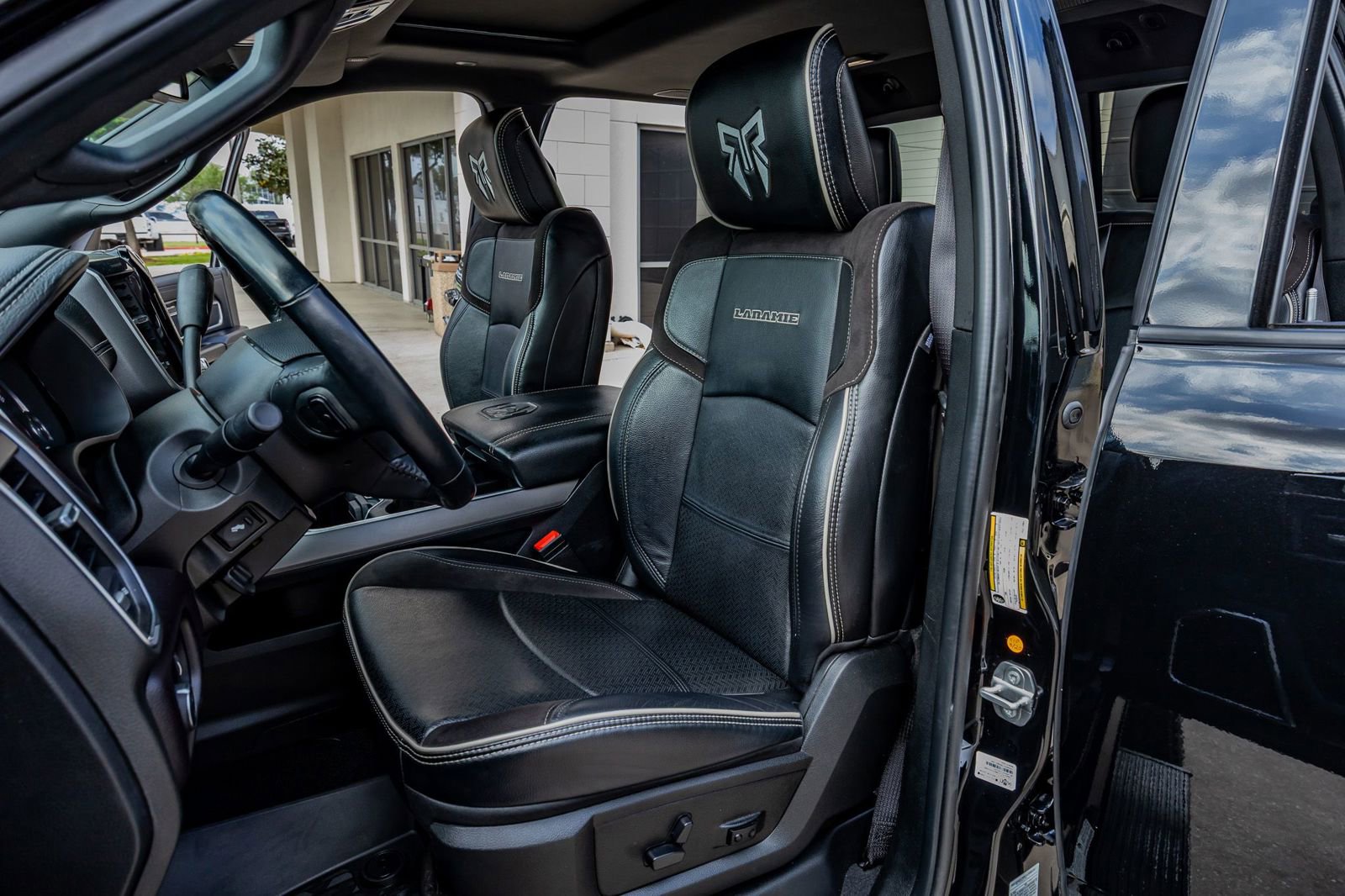 Used 2023 RAM 3500 Laramie w/ Night Edition image 30