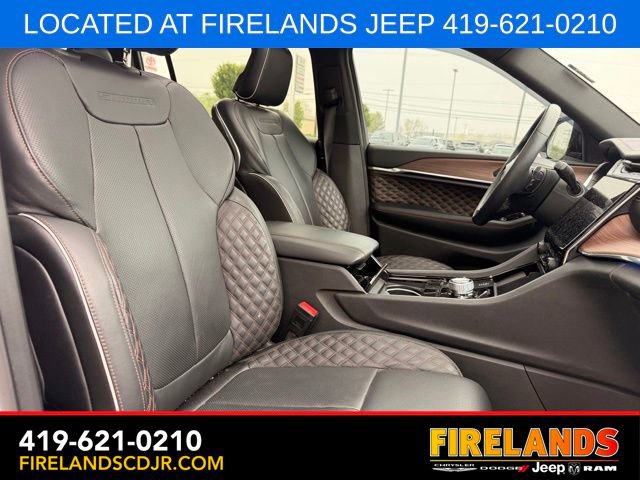 Used 2024 Jeep Grand Cherokee L Summit w/ High Altitude Package AWD/4WD image 17