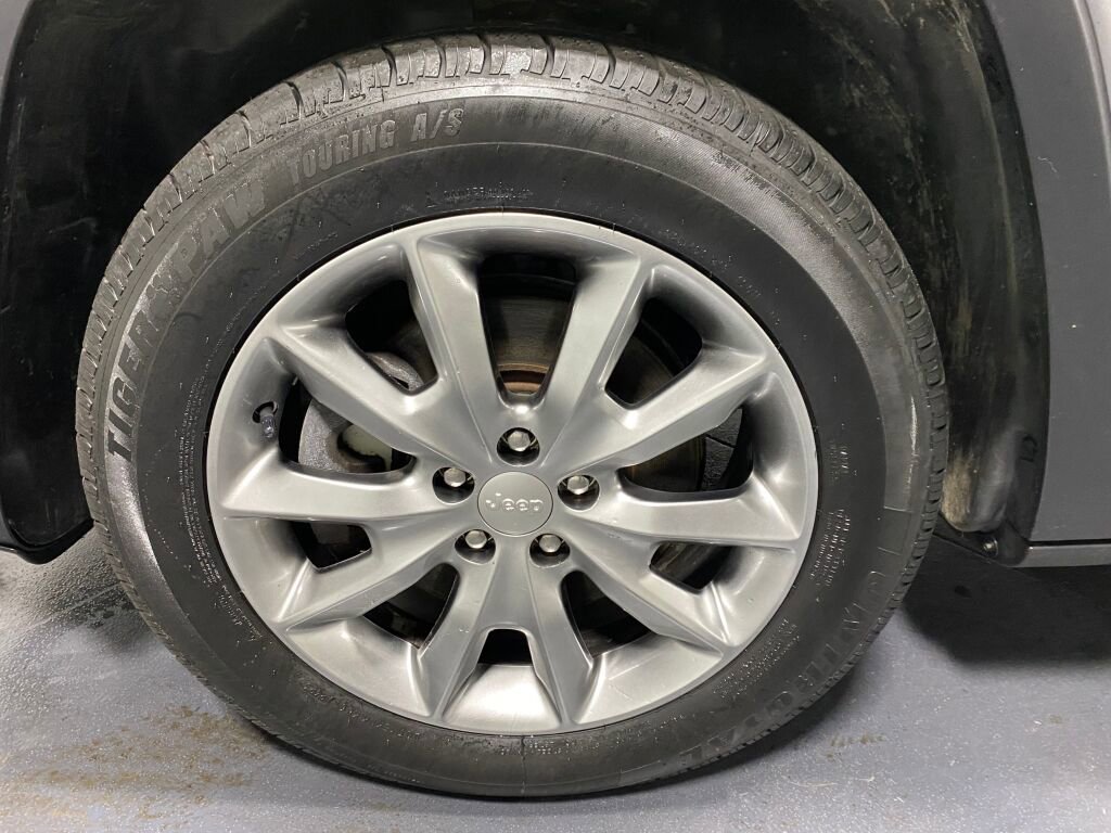 Used 2018 Jeep Cherokee Limited image 5