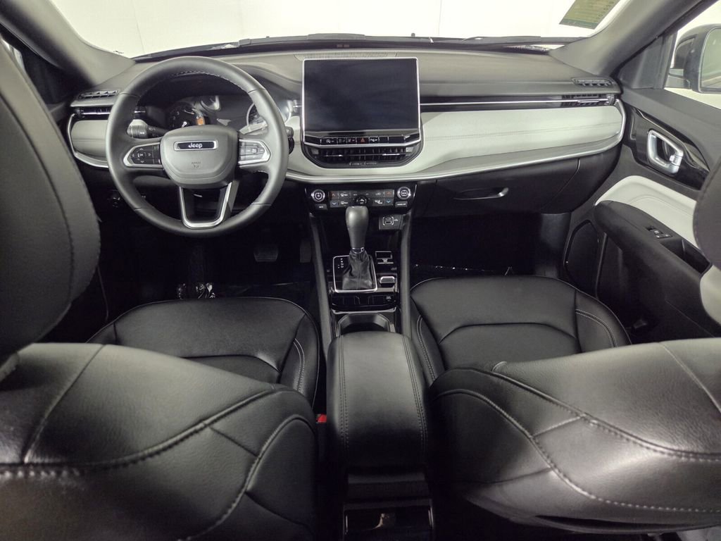 Certified 2025 Jeep Compass Limited image 28