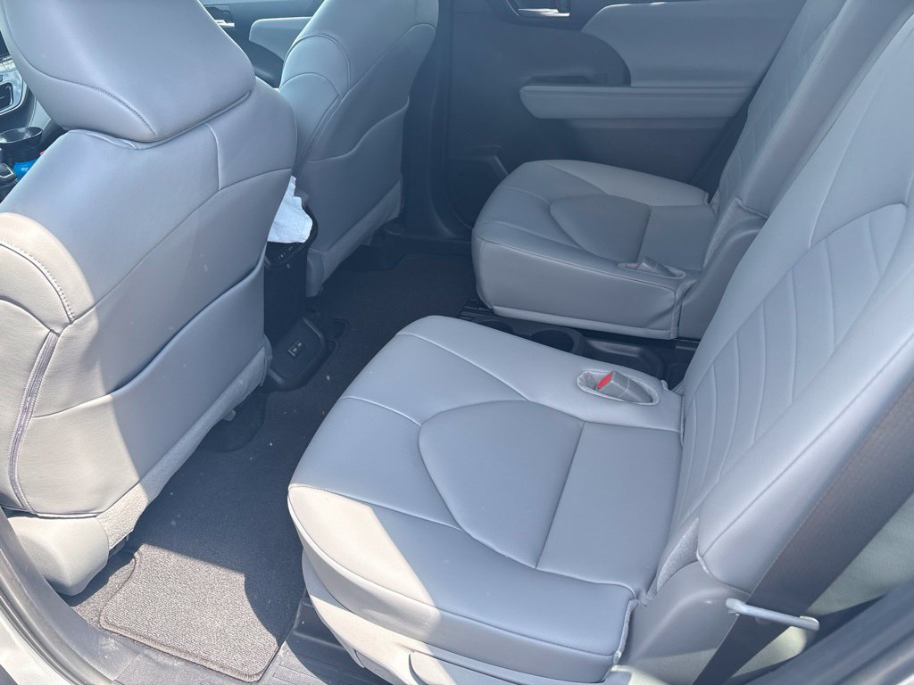 Used 2024 Toyota Highlander XLE FWD image 4