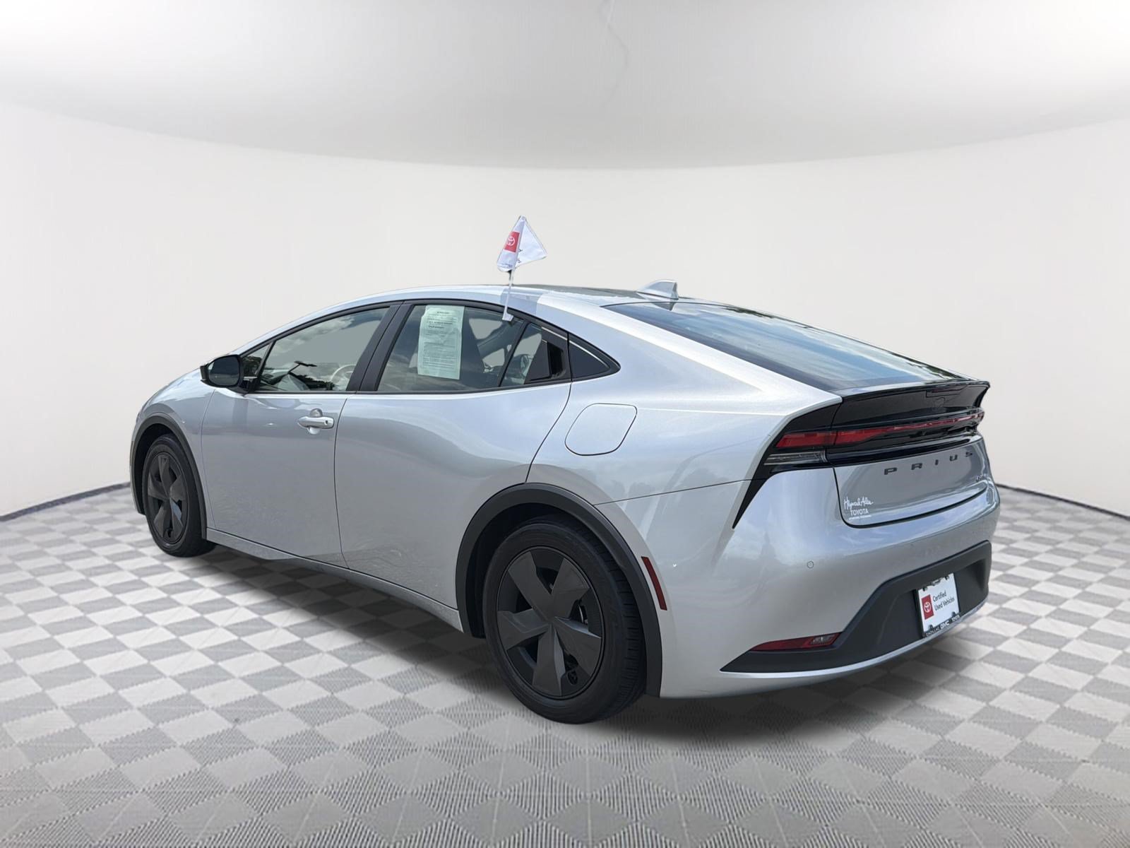 Certified 2025 Toyota Prius LE FWD image 15