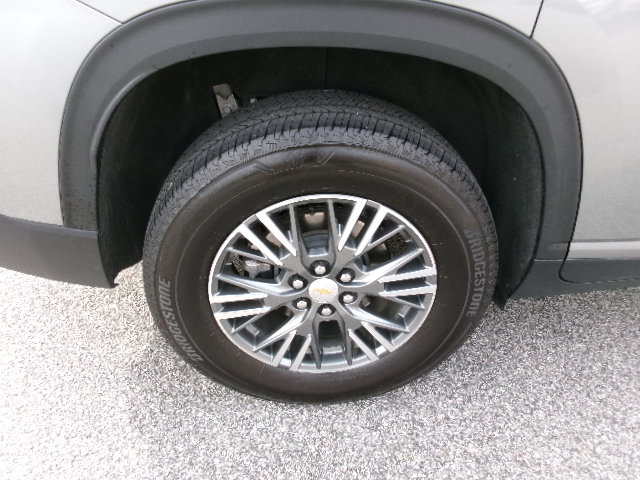 Used 2025 Chevrolet Traverse LT image 9