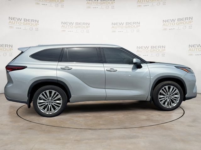 Used 2024 Toyota Highlander Platinum AWD/4WD image 6