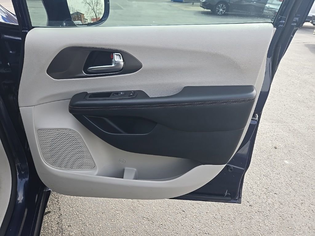 Used 2020 Chrysler Pacifica Touring w/ Advanced Safetytec Group image 27