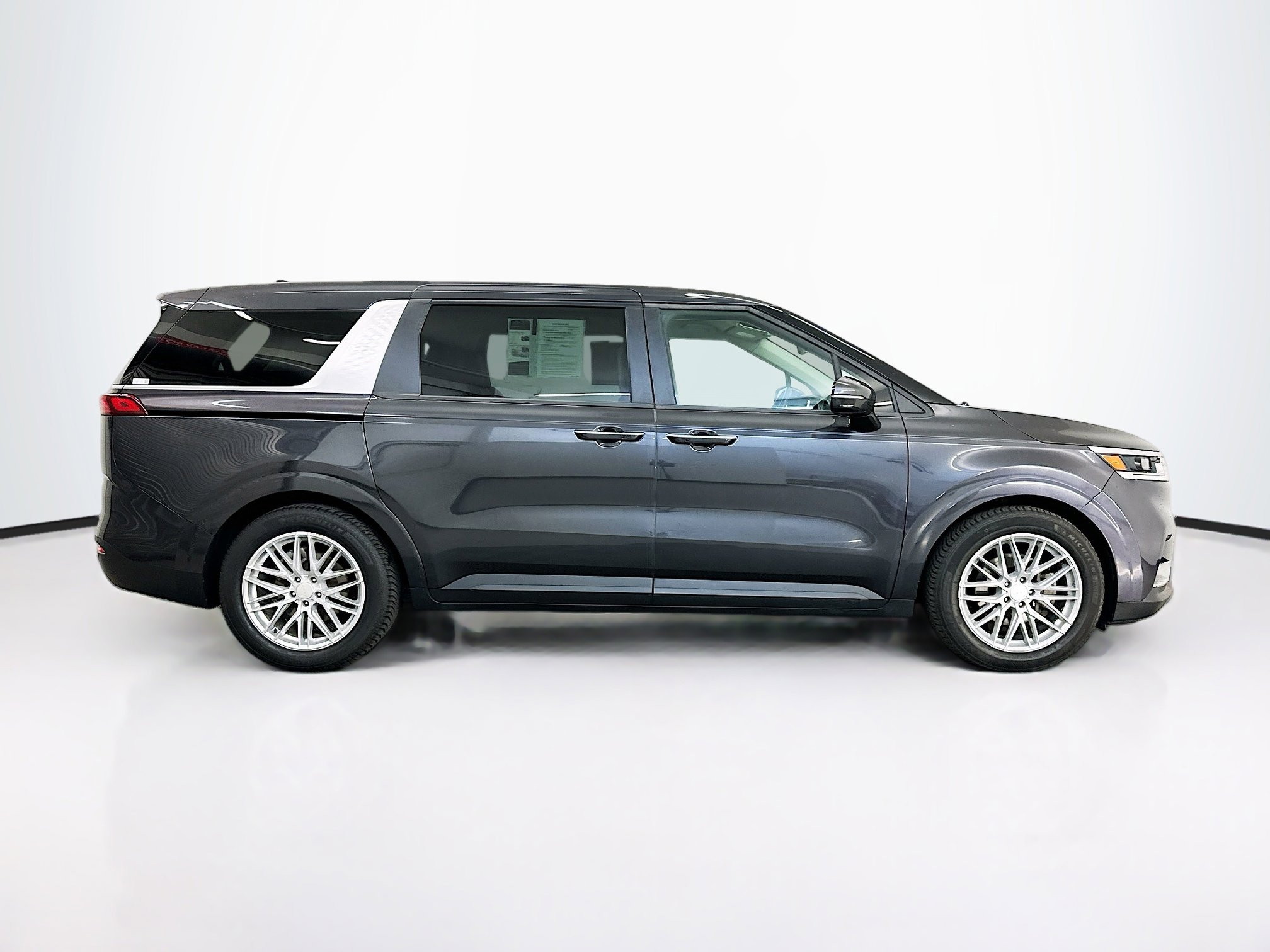 Used 2022 Kia Carnival LX FWD image 10