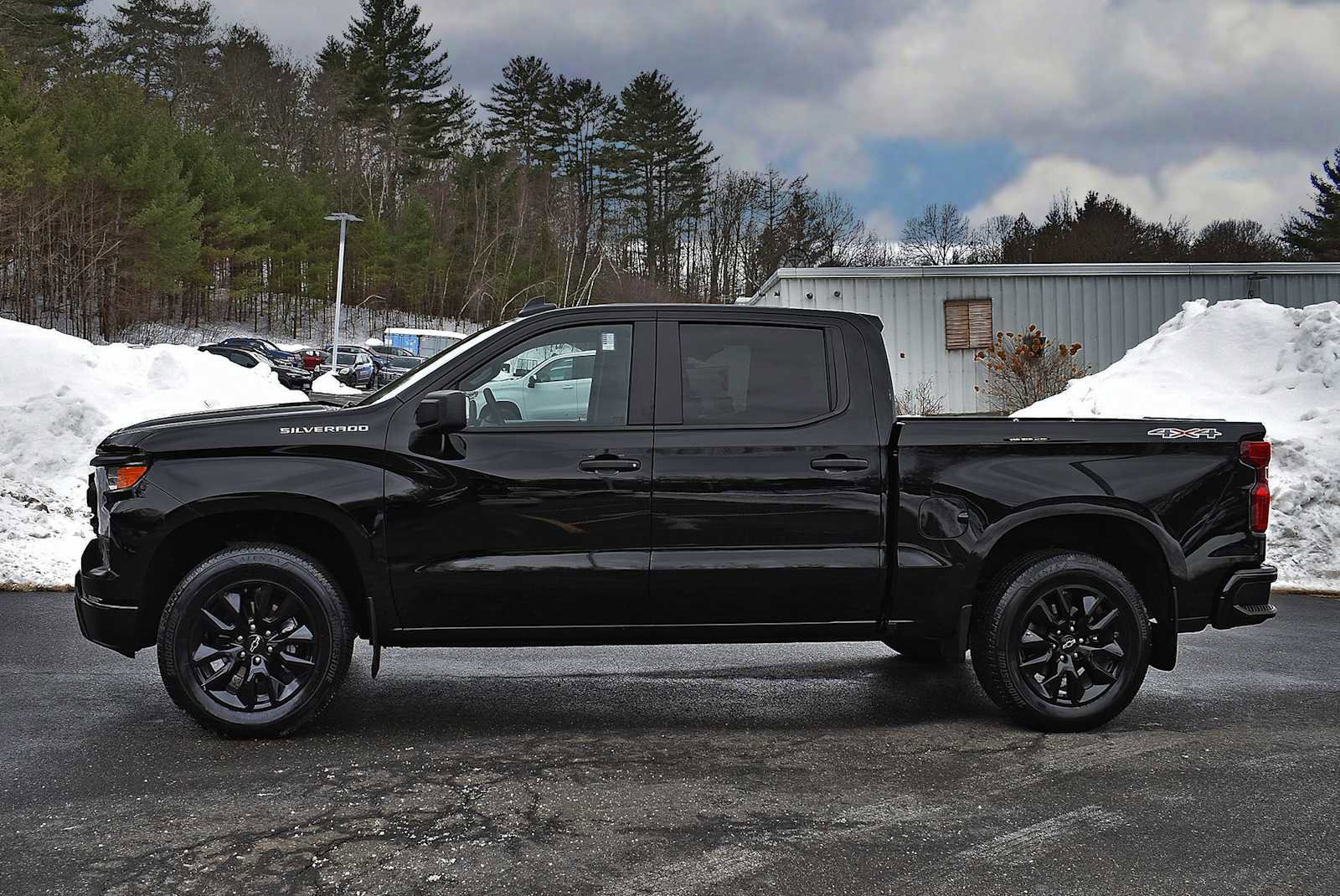 Used 2024 Chevrolet Silverado 1500 Custom image 4