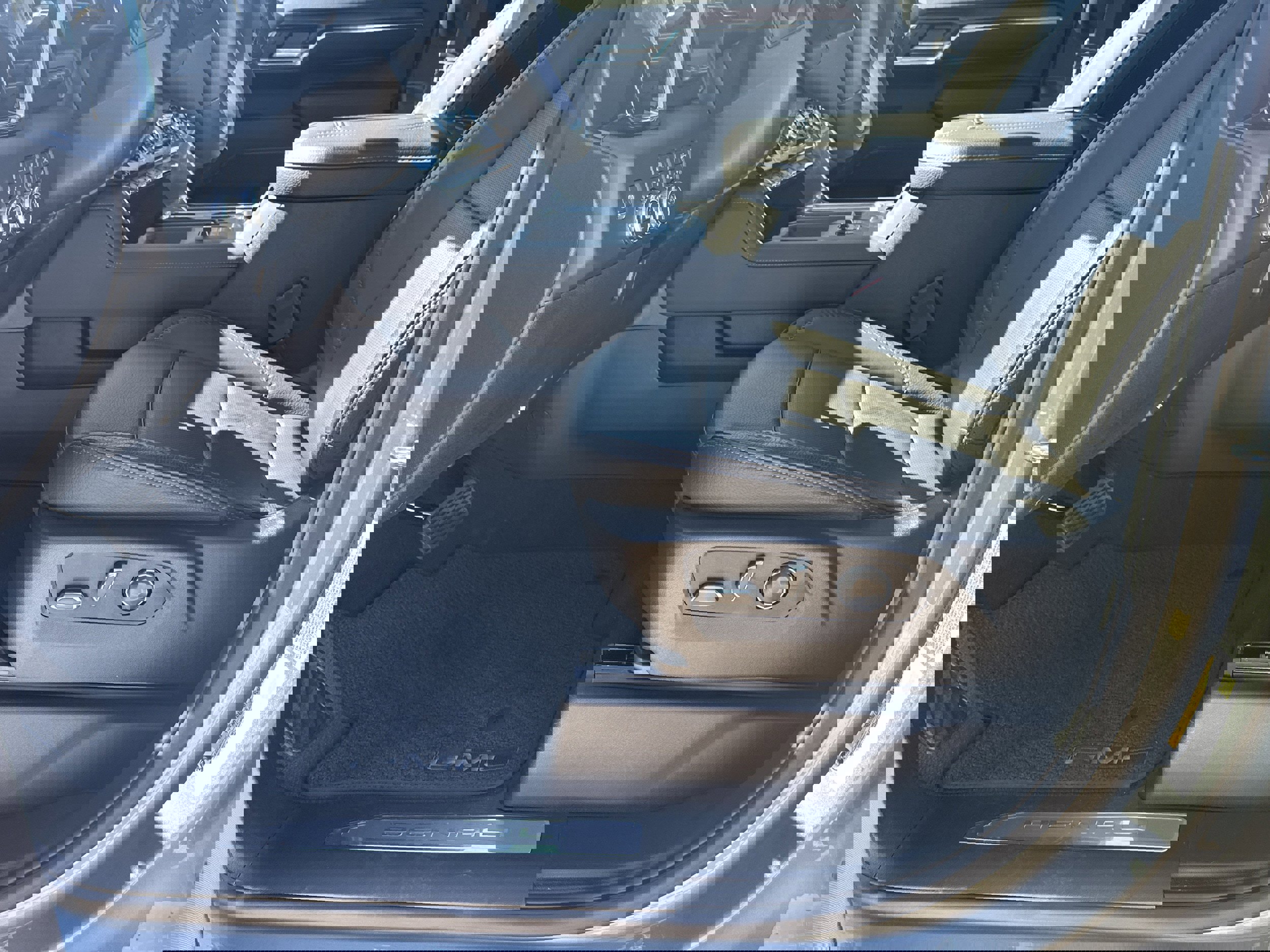 Used 2024 GMC Sierra 2500 Denali w/ Denali Reserve Package image 9