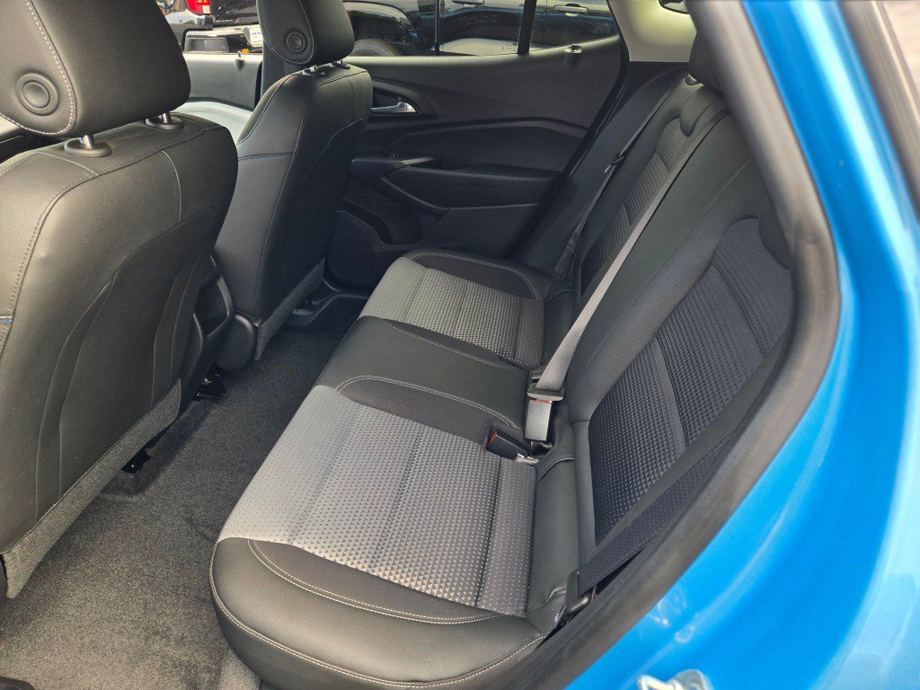 Certified 2025 Chevrolet Trax LT FWD image 16