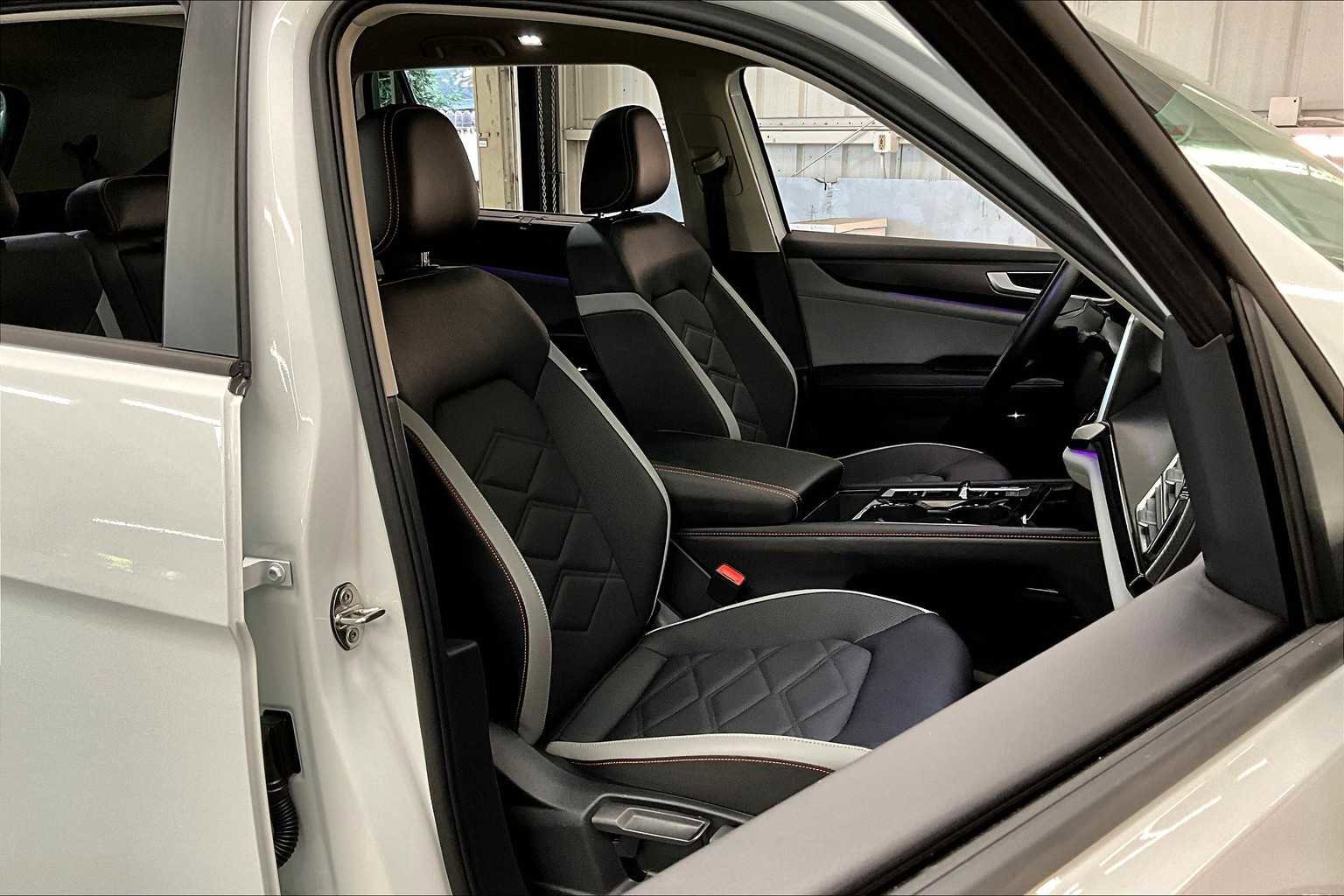 Used 2025 Volkswagen Atlas Peak Edition SE image 10