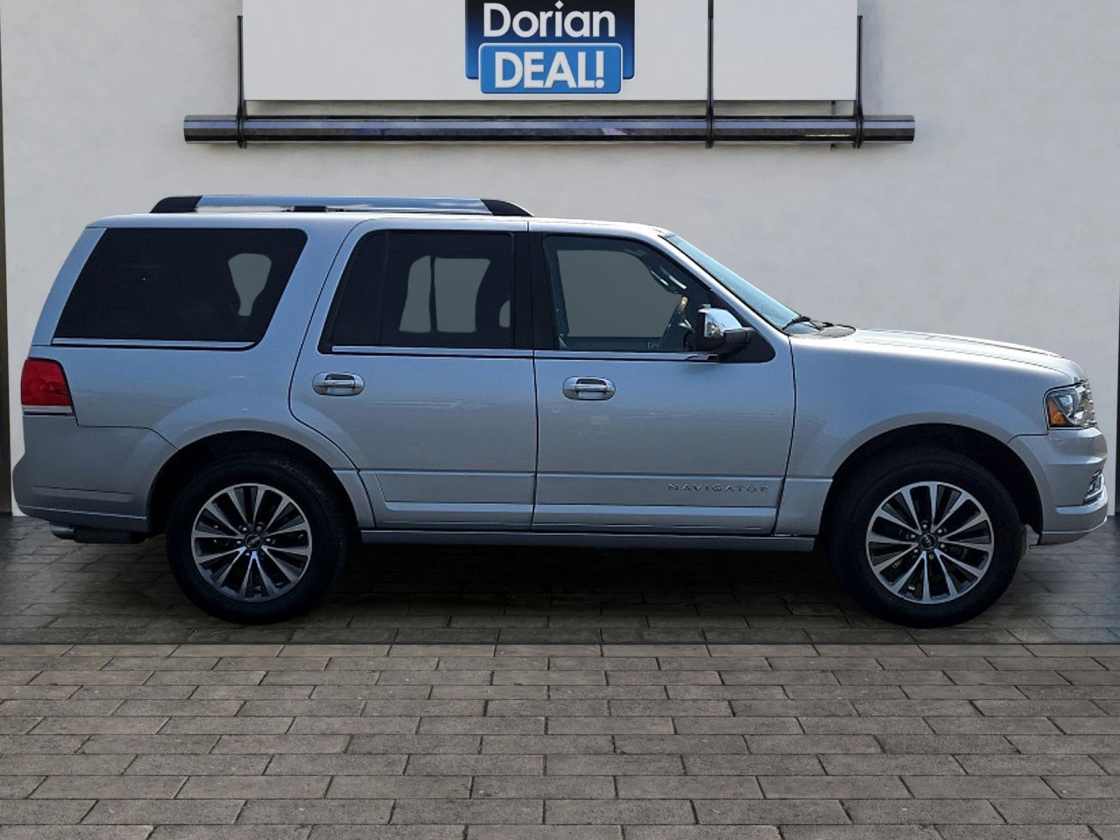 Used 2017 Lincoln Navigator Select AWD/4WD image 2