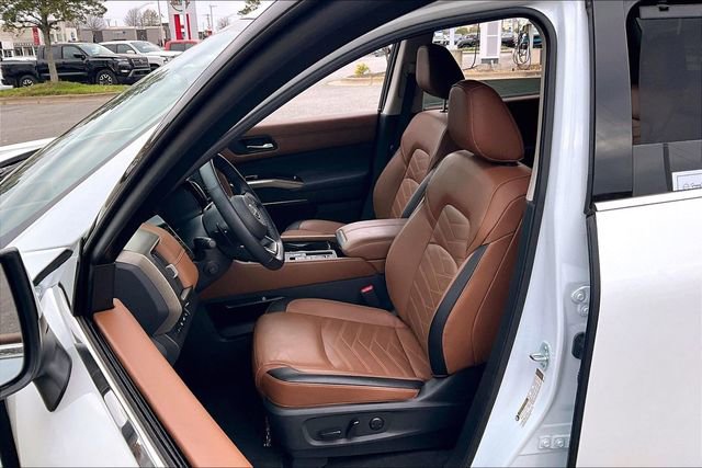 Certified 2025 Nissan Pathfinder Platinum w/ Cargo Package image 18