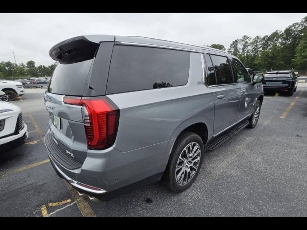 Used 2025 GMC Yukon XL Denali AWD/4WD image 4