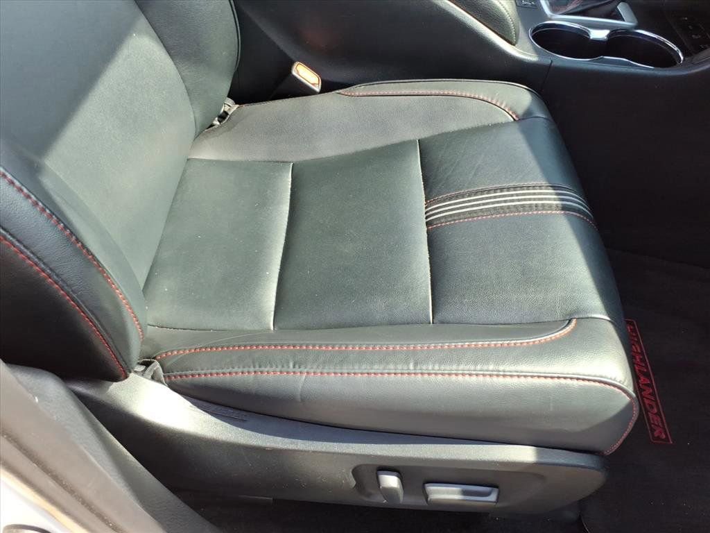 Used 2019 Toyota Highlander SE w/ Nightshade Edition image 14