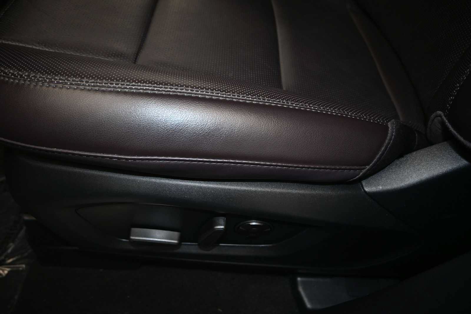 Certified 2025 Ford Explorer Platinum RWD image 3