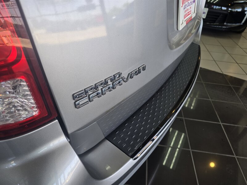 Used 2017 Dodge Grand Caravan SE FWD image 26
