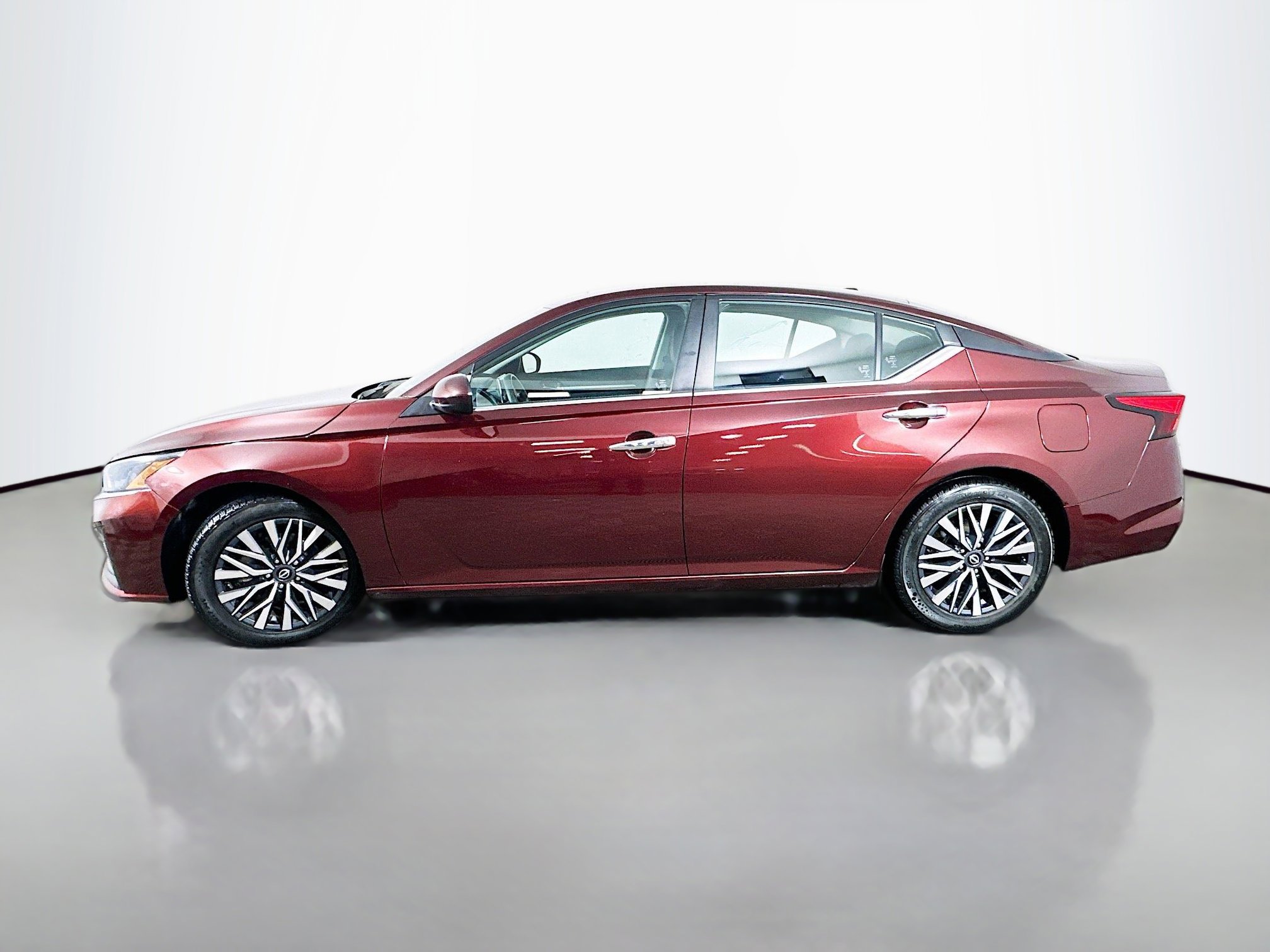 Used 2023 Nissan Altima 2.5 SV image 4