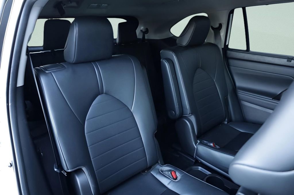 Used 2023 Toyota Highlander XLE image 17