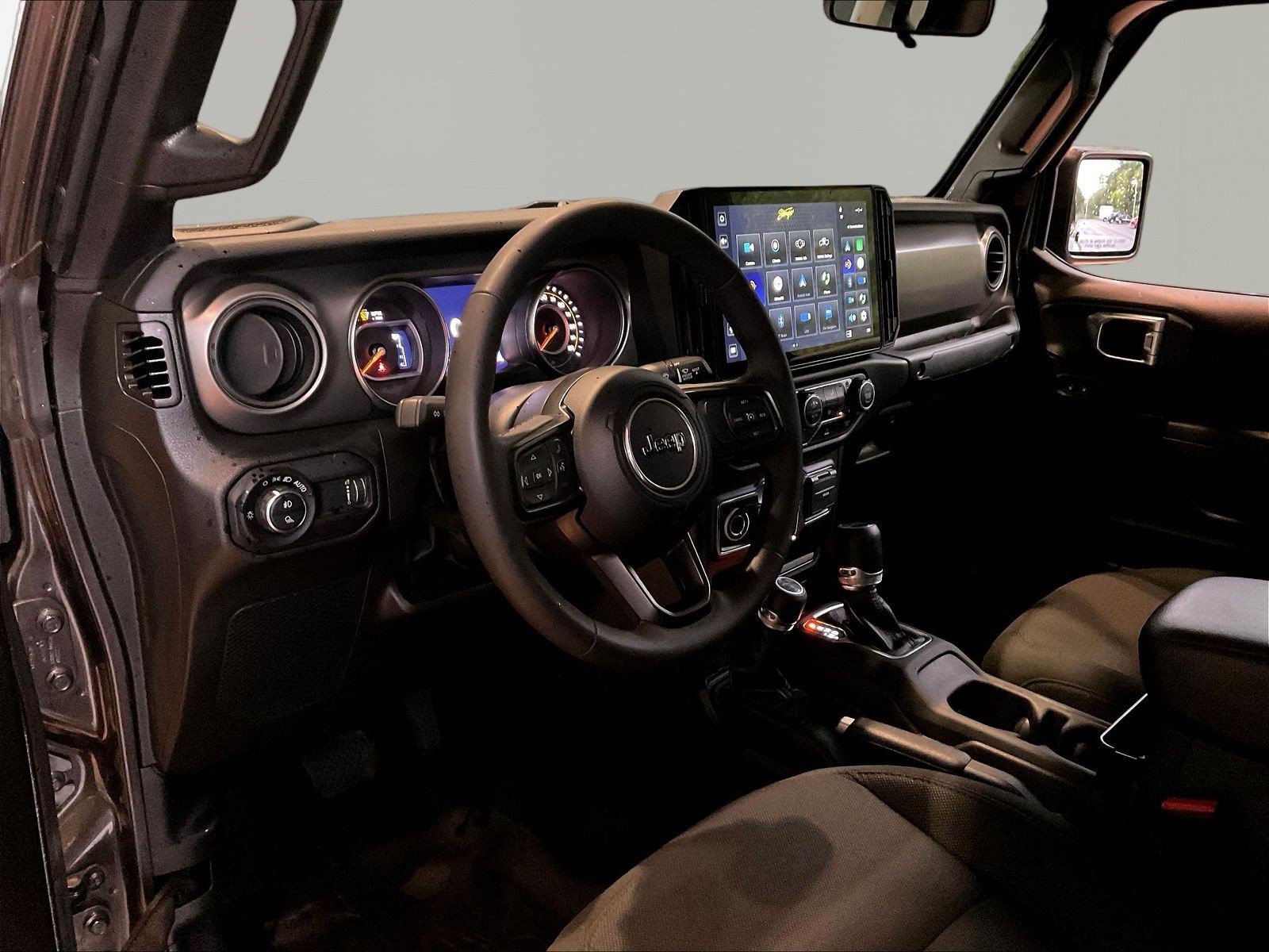 Used 2023 Jeep Gladiator Sport AWD/4WD image 17