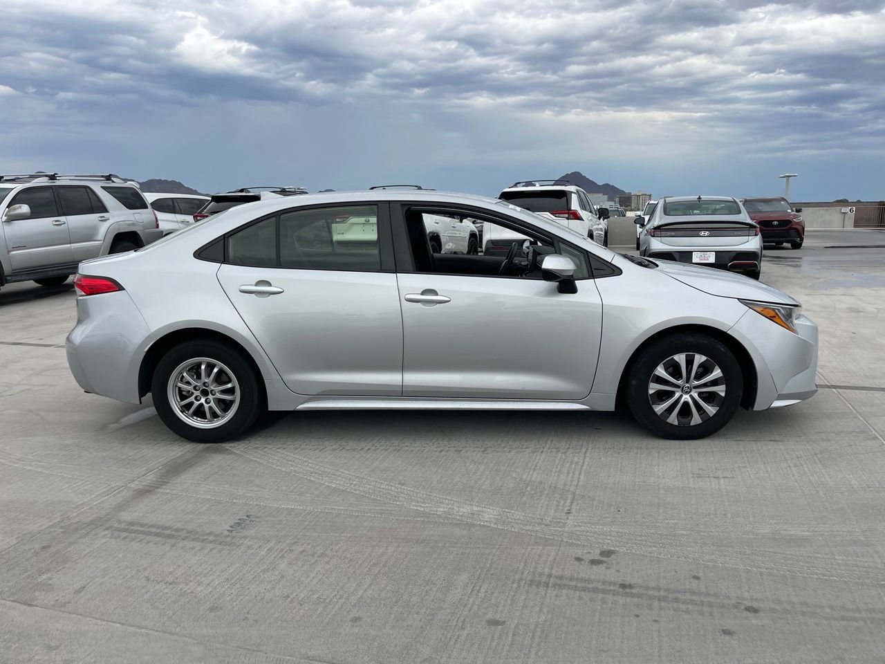 Used 2022 Toyota Corolla LE FWD image 2
