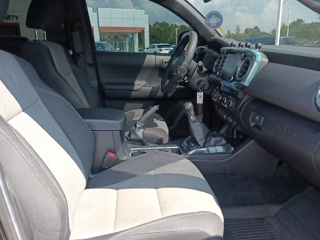 Used 2022 Toyota Tacoma TRD Off-Road AWD/4WD image 31