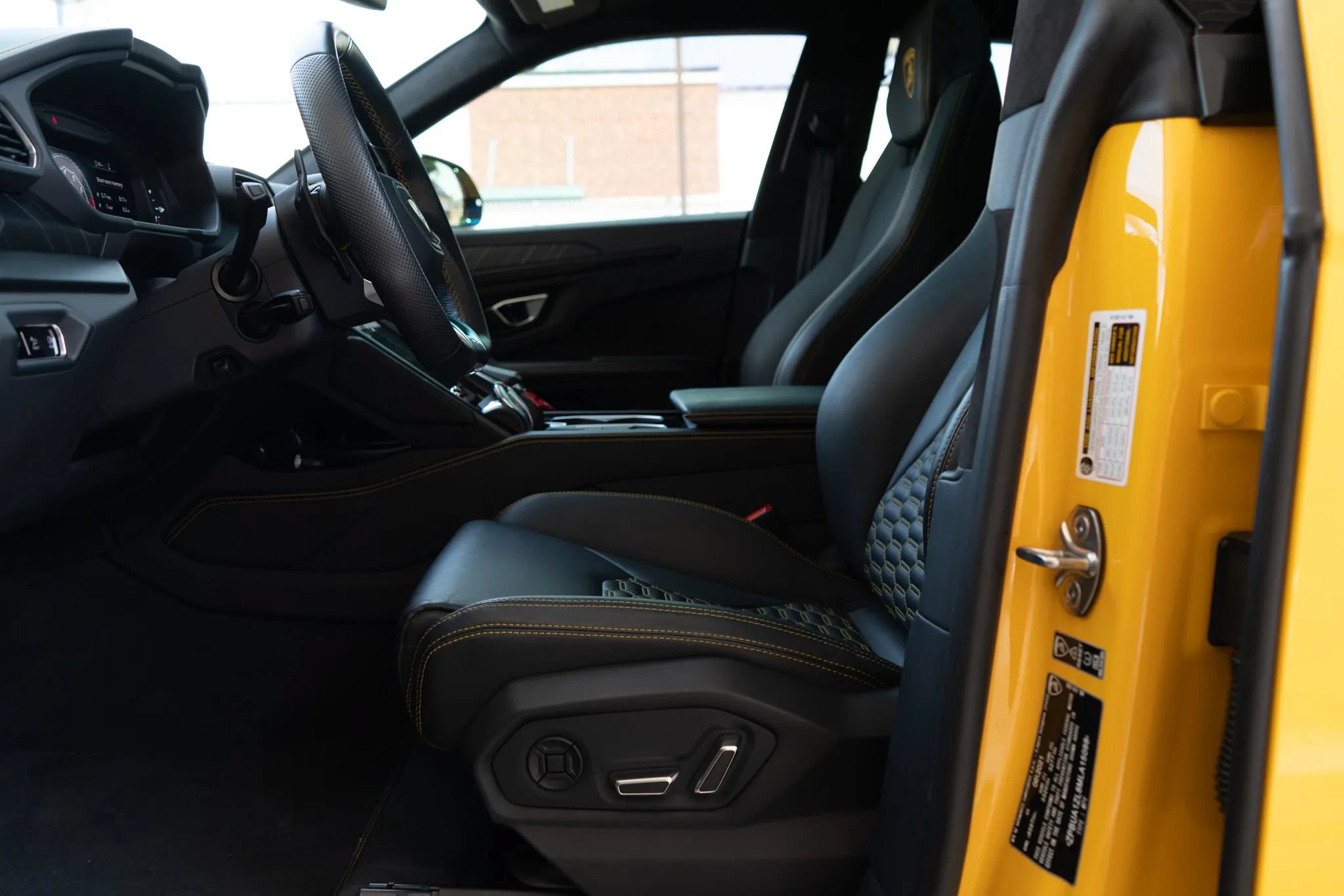 Used 2021 Lamborghini Urus AWD/4WD image 42