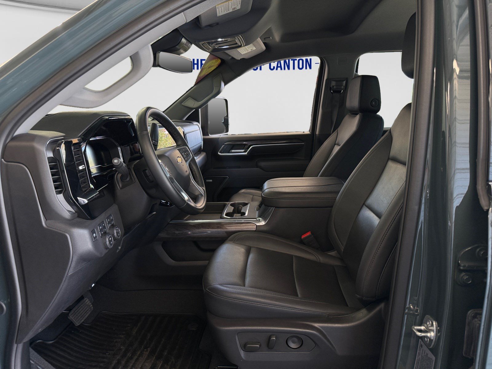Used 2025 Chevrolet Silverado 2500 LTZ w/ LTZ Convenience Package AWD/4WD image 9