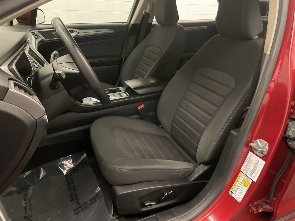 Used 2020 Ford Fusion SE FWD image 12