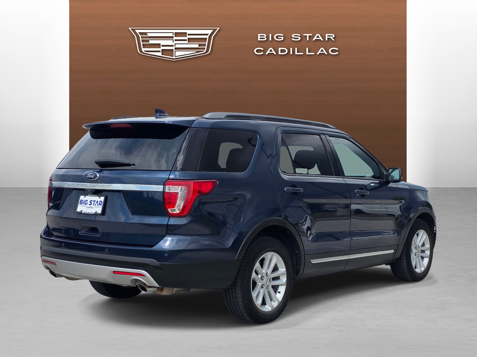 Used 2017 Ford Explorer XLT w/ Equipment Group 202A FWD image 5