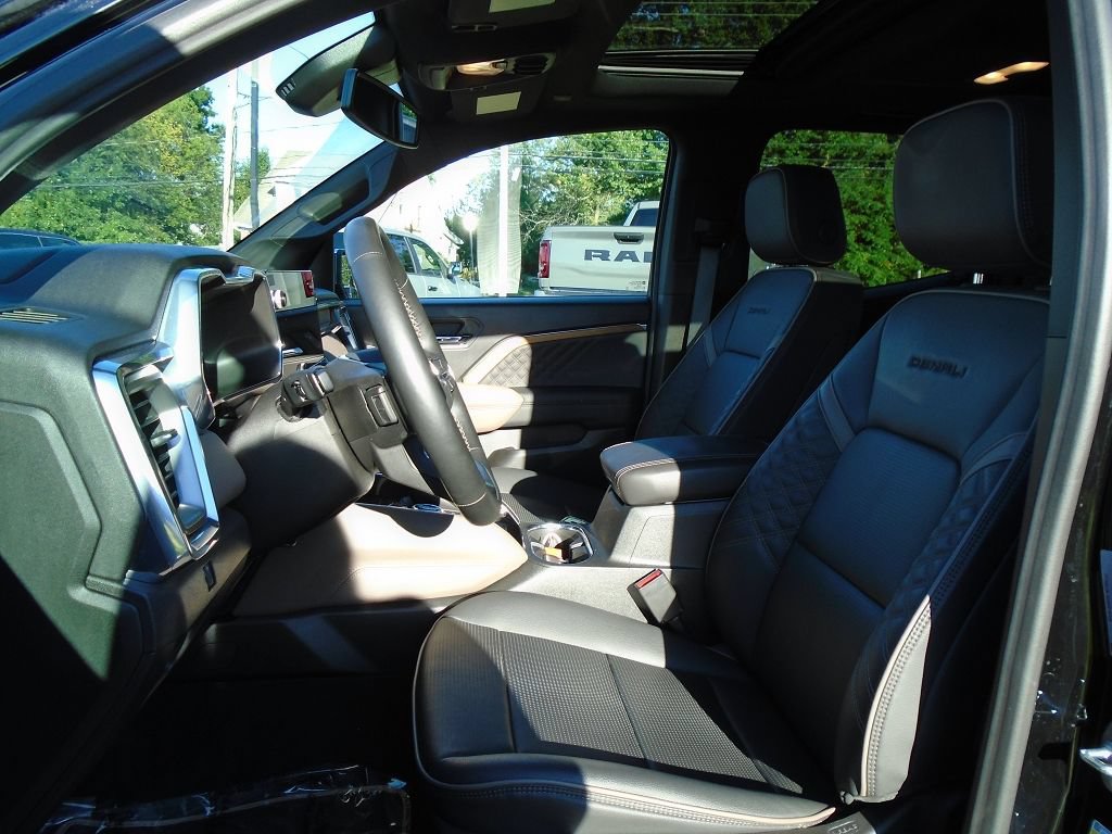 Used 2025 GMC Canyon Denali AWD/4WD image 7