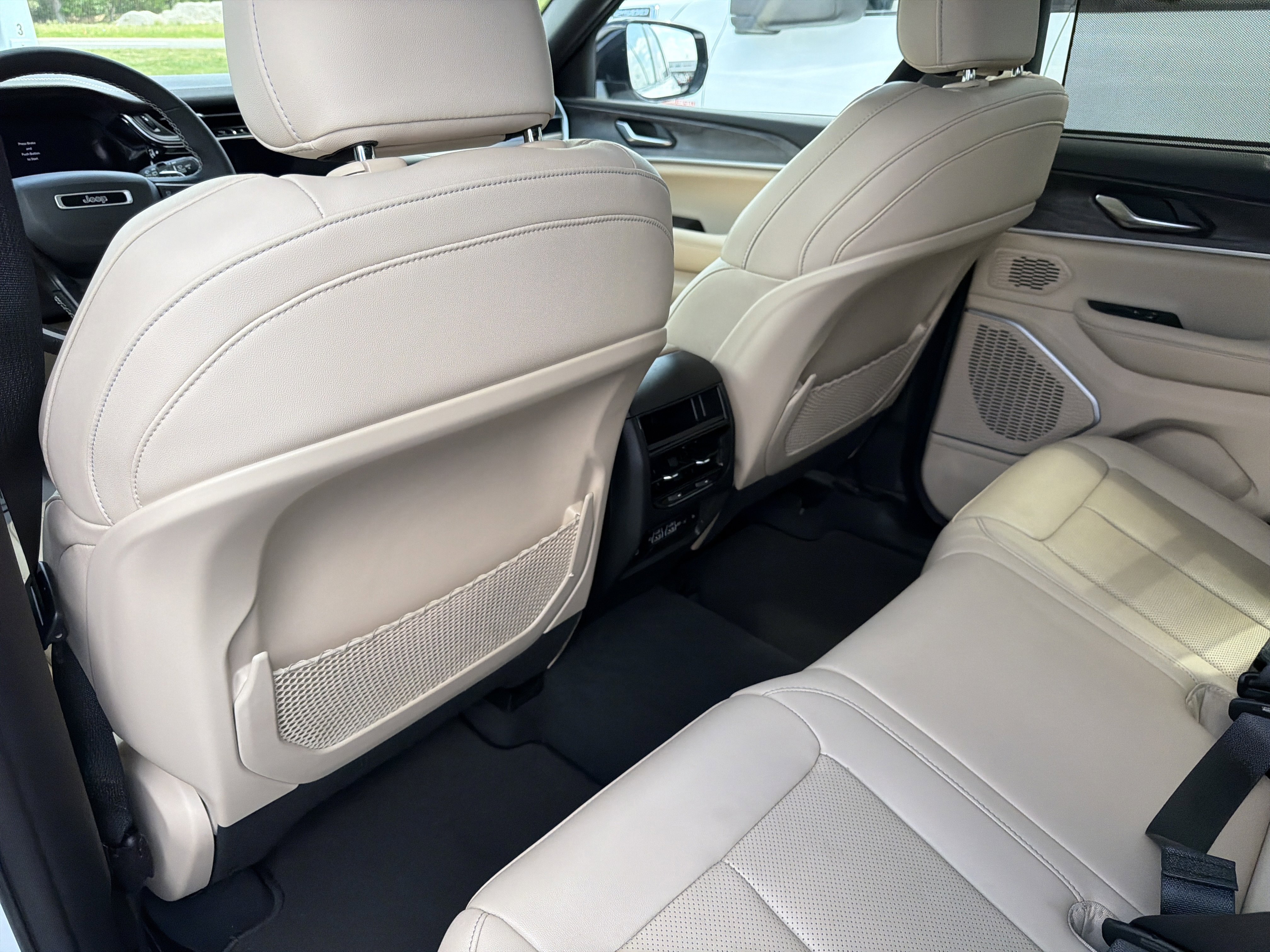 Used 2023 Jeep Grand Cherokee Limited w/ Luxury Tech Group II AWD/4WD image 18