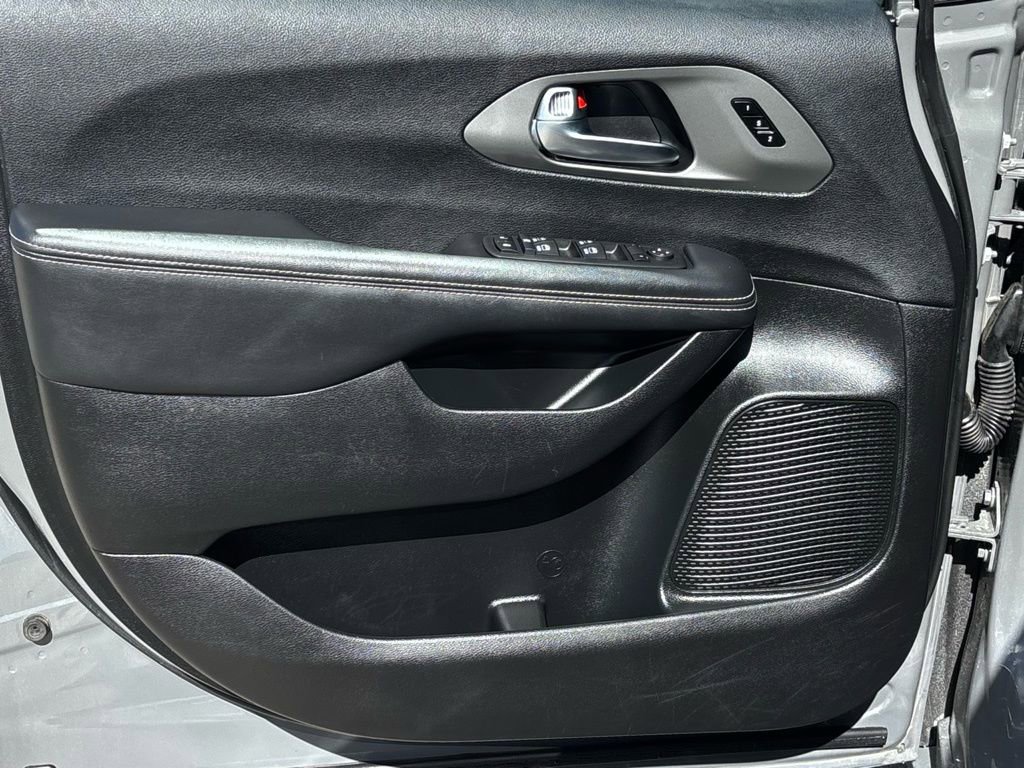 Used 2025 Chrysler Pacifica Select image 13
