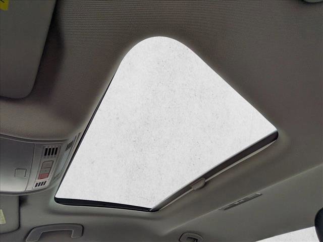 Used 2023 Volkswagen Jetta SE w/ Panoramic Sunroof Package image 16