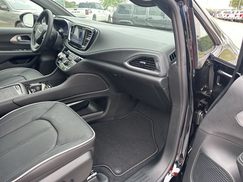 New 2026 Chrysler Pacifica Limited w/ S Appearance Package FWD image 55