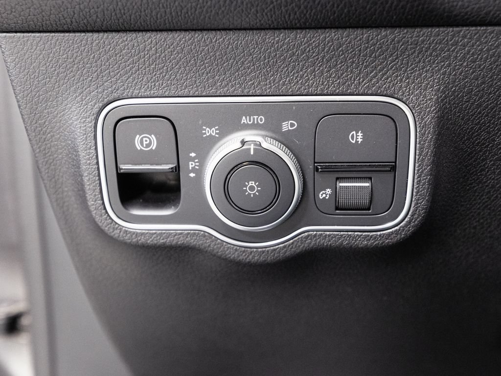 Used 2023 Mercedes-Benz EQB 300 4MATIC image 9