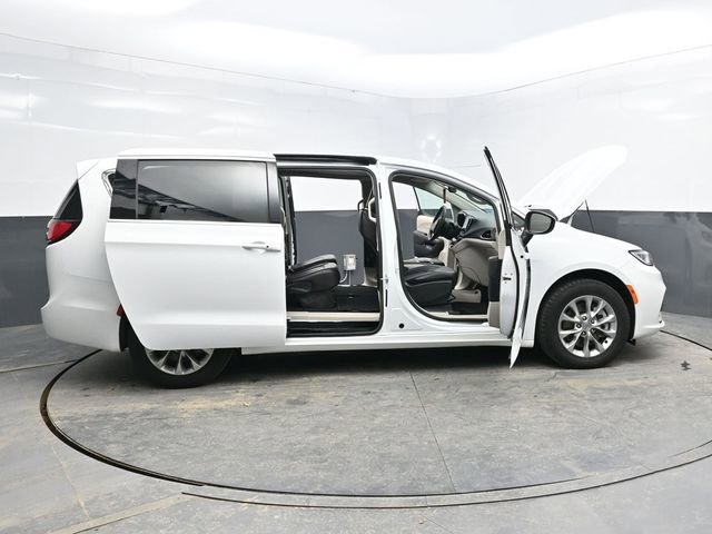 Used 2023 Chrysler Pacifica Touring-L image 42